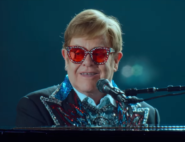 O cantor britânico Elton John comemorou recentemente 30 anos de sobriedade em seu perfil no Instagram. Cercado por flores e cartões feitos à mão pelos filhos, Zachary, de 14 anos, e Elijah, de 12, Elton disse: “Grato por todo o carinho no meu aniversário de sobriedade”. 