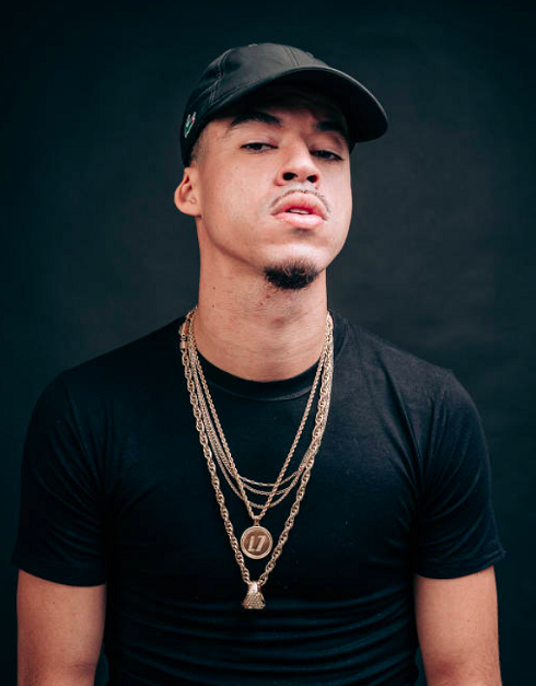 L7NNON: O rapper carioca não só não consome bebidas alcoólicas como também não fuma cigarros. 