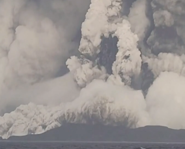 As causas, porém, foram bem diferentes das do Canadá. O céu colorido no Brasil se deu por conta da erupção de um vulcão submarino que devastou o arquipélago de Tonga, no Oceano Pacífico.