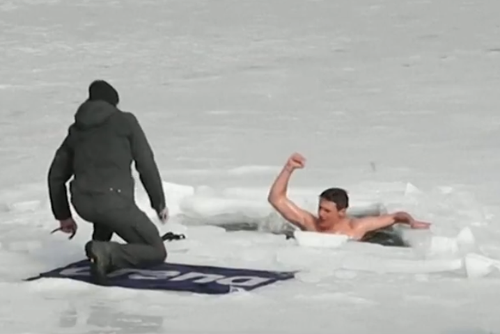 Em 2021, David Vencl fez isso e percorreu 80,99 metros de distância num lago gelado na Áustria. 