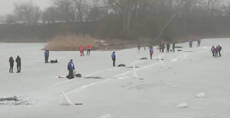 Esse tipo de modalidade exige que a pessoa mergulhe num buraco aberto na camada gigantesca de gelo e percorra uma distância, submerso, até voltar.