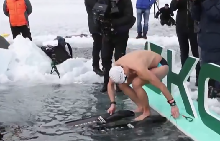 David Vencl usou apenas uma sunga, touca e pés de pato para mergulhar na água.