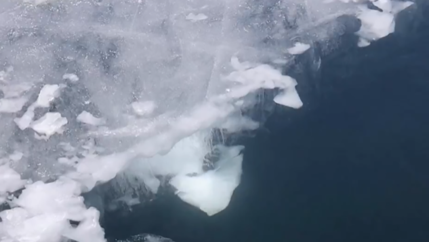 O mergulho foi nas águas geladas do Lago Sils, na Suíça. Localizado no Vale da Engadina, nos Alpes suíços, esse lago é conhecido por suas águas cristalinas cercadas por montanhas imponentes. 