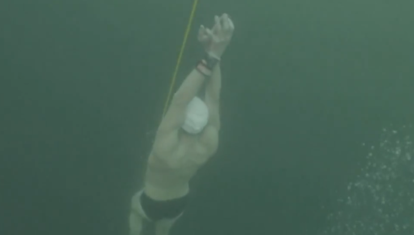 Ele fez o percurso e voltou à superfície em 1 minuto e 54 segundos. 