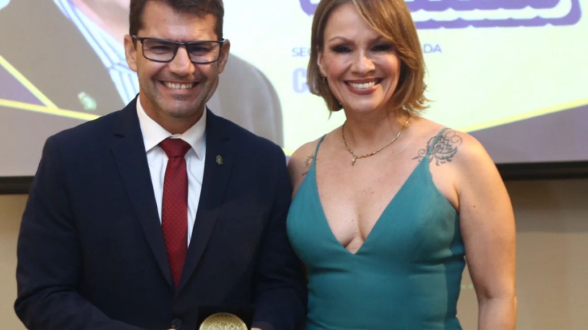 Rogério recebeu a premiação representando o também secretário Chagas Vieira, que não pode comparecer à cerimônia