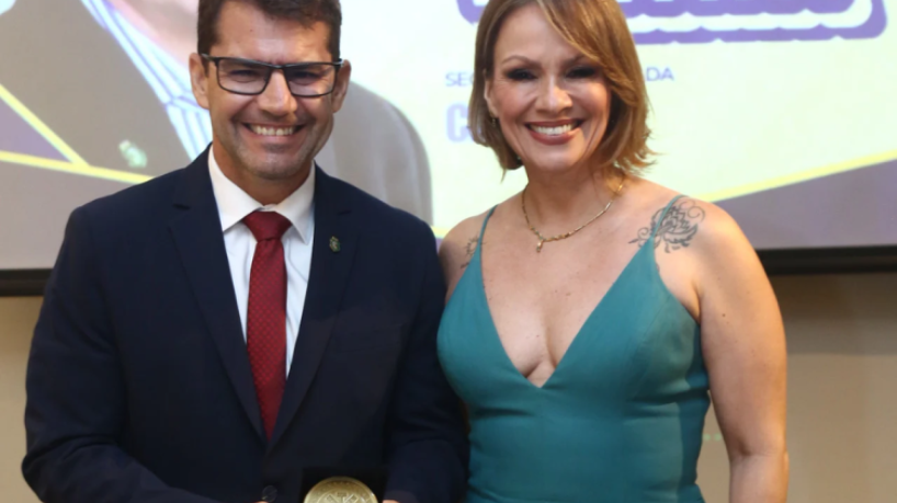 Rogério recebeu a premiação representando o também secretário Chagas Vieira, que não pode comparecer à cerimônia 