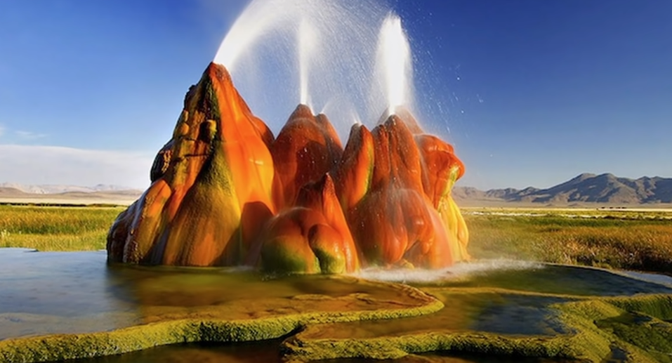 Fly Geyser (Estados Unidos ) - Montes em tons vibrantes de vermelho e verde jorram água fervente para o alto. A paisagem que parece pintada à mão surgiu por acidente, quando um projeto de perfuração de poço fracassou, liberando minerais que, associados à ação de algas, resultaram na coloração única do lugar. 