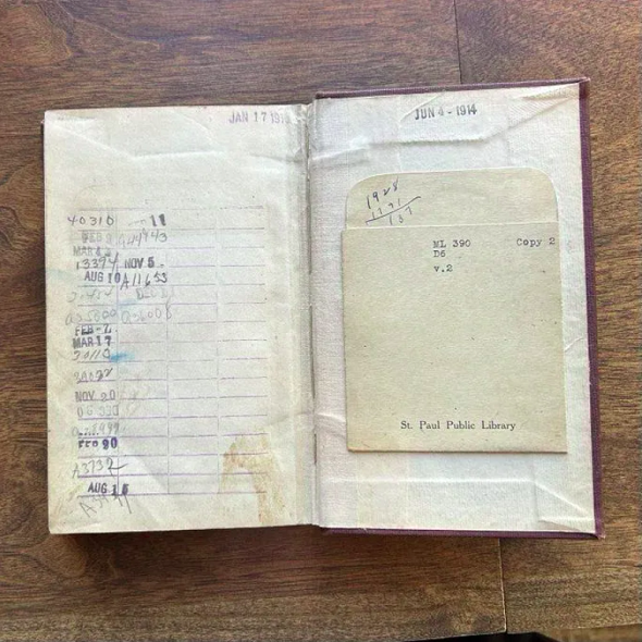 Compositores Famosos vol. 2, escrito por Nathan Haskell Dole em 1902, foi achado no condado de Hennepin quando um rapaz organizava as coisas da mãe.Ele percebeu que o livro pertencia à biblioteca. 