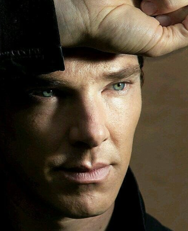 Em junho de 2015, Cumberbatch foi condecorado com a ordem de Comandante da Ordem do Império Britânico (CBE) pelos serviços prestados à arte dramática e pelas contribuições para a caridade.