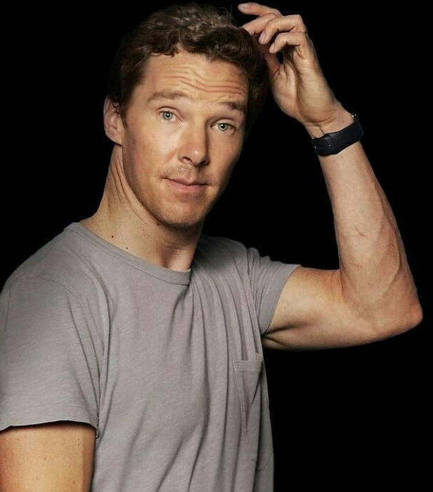 Cumberbatch promove o drama The Thing With Feathers (A Coisa com Penas, em português), dirigido por Dylan Southern. O filme mostra um pai criando dois filhos após a morte da mãe. O ator contou que a paternidade ampliou sua sensibilidade e impacto na atuação. Em uma cena, não conteve o choro ao cheirar o cardigã da personagem falecida.