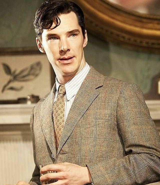 Ele tem formação pela Universidade de Manchester (curso de representação) e pela prestigiada Academia de Música e Arte Dramática de Londres. Sua sólida formação cênica o credenciou para trabalhos em teatro em Londres. E ali começou sua carreira, sendo indicado a prêmios Oliver por papéis no palco.