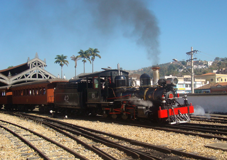 Tiradentes mantÃ©m atÃ© hoje locomotiva a vapor que resgata a antiga tradiÃ§Ã£o desse transporte. O trem Ã© operado pela Estrada de Ferro Oeste de Minas e atrai muitos turistas. 