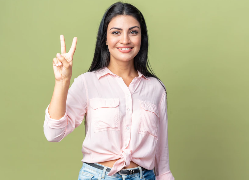 Paz e Amor - O sinal com os dois dedos (indicador e médio) representa que você deseja tudo de bom para a pessoa. E também significa o V da vitória 