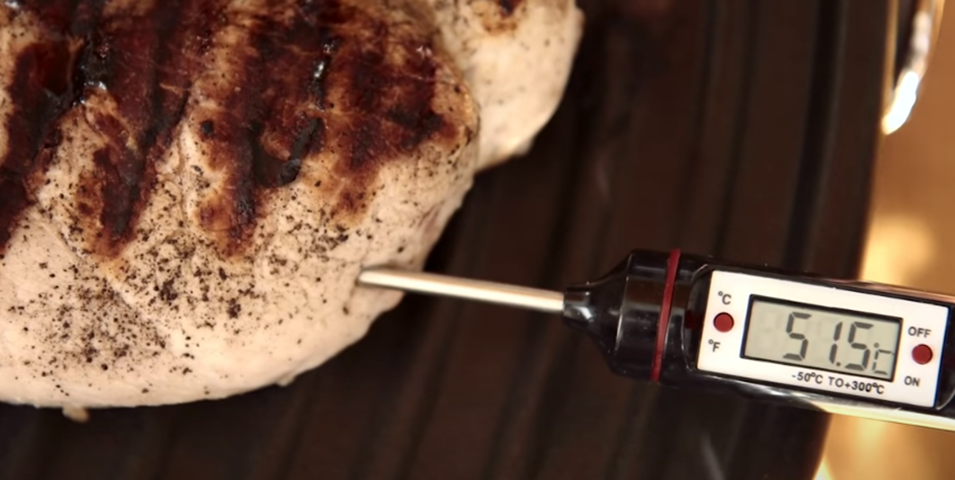 CORRETO: É preciso que os alimentos, para não correrem risco de contaminação, alcancem  uma temperatura mínima de 70 graus Celsius em seu núcleo. Na dúvida sobre como fazer essa medição, a pessoa que estiver pilotando o fogão pode usar um termômetro de cozinha, utensílio bastante útil para expor a real temperatura dos cozimentos.  