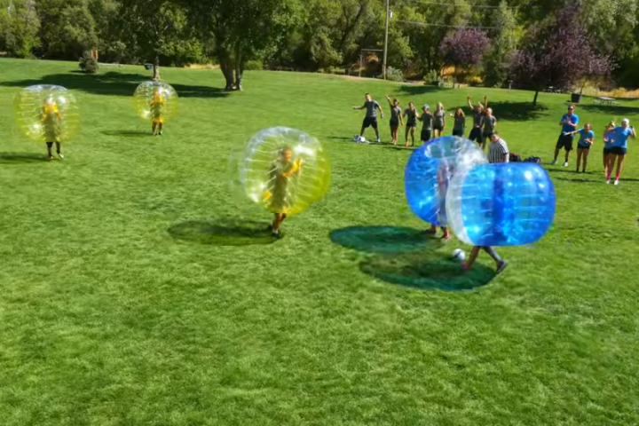 Vale destacar que existe uma versão mais segura dessas bolhas na qual o participante veste uma bolha apenas da cintura para cima.