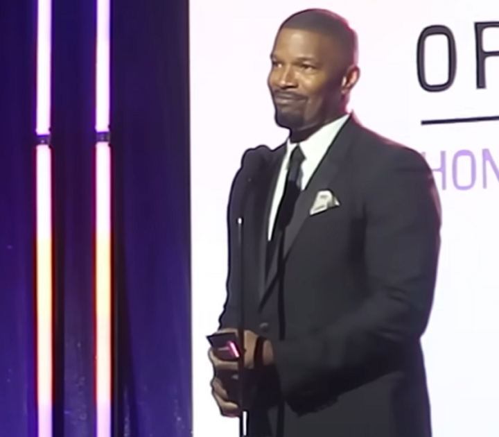 O conteúdo foi exibido no documentário Jamie Foxx: What Had Happened Was, ele revelou ao público que viveu uma experiência de quase. Contou detalhes sobre a grave emergência médica que sofreu em abril daquele ano, quando teve uma hemorragia cerebral que causou um derrame. 

