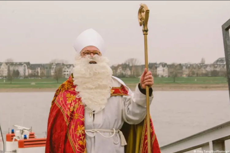 Chegada de S&atilde;o Nicolau em barco pelo Reno em D&uuml;sseldorf