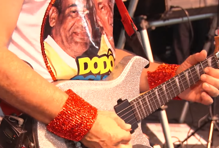 Ambos eram apaixonados por música, e começaram a estudar eletrônica para encontrar uma forma de amplificar o som dos instrumentos de corda.