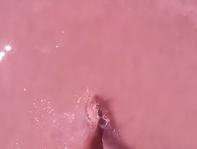 Alguns acreditam que o sal e a lama do lago tenham propriedades de cura, capazes de aliviar doenças respiratórias e dermatológicas, o que também é considerado um fator que atrai os visitantes.