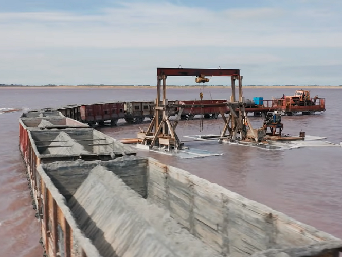 Esse método de transporte, que remonta ao século XVIII, agita os sedimentos presentes no fundo e, em seguida, coleta-os em vagões equipados com caçambas. 