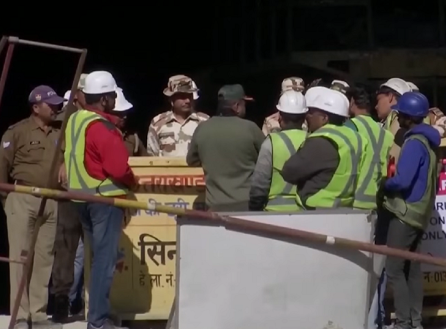 Policiais também se posicionaram do lado de fora da construção na manhã do dia 23/11.