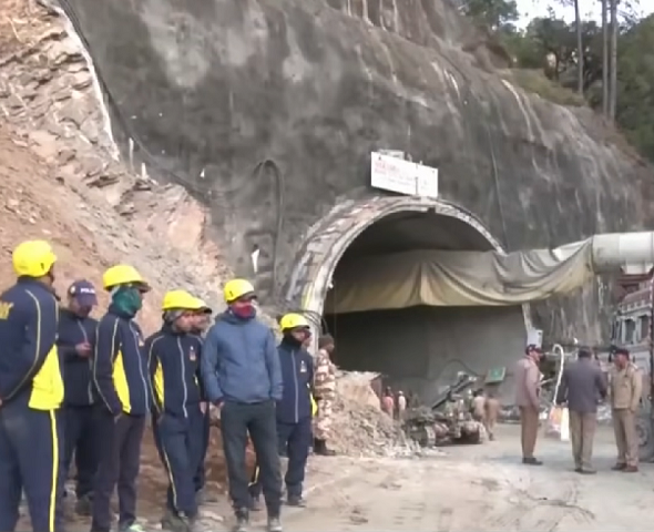 Por meio do tubo, as autoridades conseguiram enviar até itens de entretenimento, como tacos e bolas de críquete para os homens.
