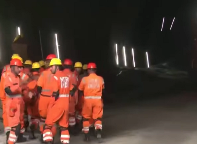 Na primeira parte bem-sucedida da operação, no dia 20/11, as equipes introduziram um tubo de aço de 53 metros através dos escombros.