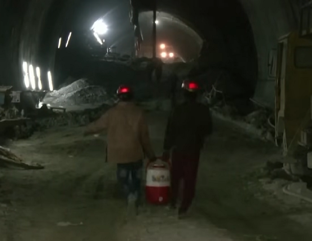 Embora a rodovia tenha sido aprovada em 2021, o governo foi advertido a implementar recomendações de uma comissão independente, o que não foi plenamente atendido.