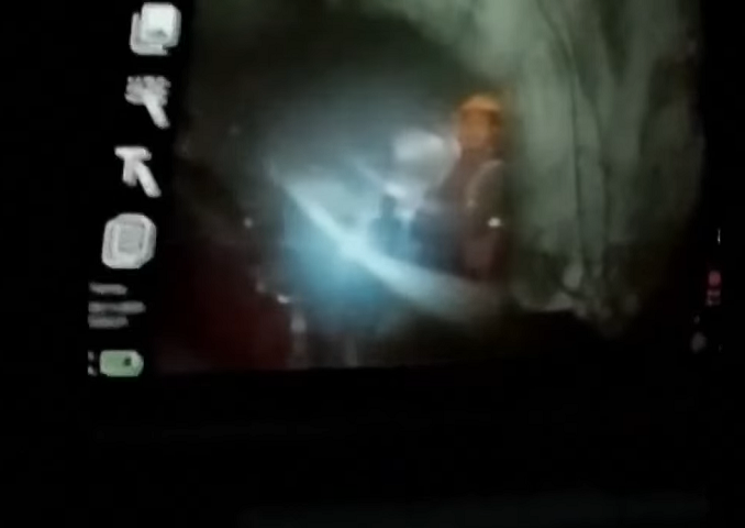 As autoridades chegaram a transportar uma broca vinda de Nova Delhi na tentativa de realizar uma perfuração, mas depois de um “som de rachadura em larga escala”, precisaram interromper o processo.