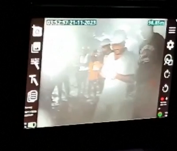 Os homens estavam em um espaço com 8,5 metros de altura em um túnel de 4,5 km de extensão.