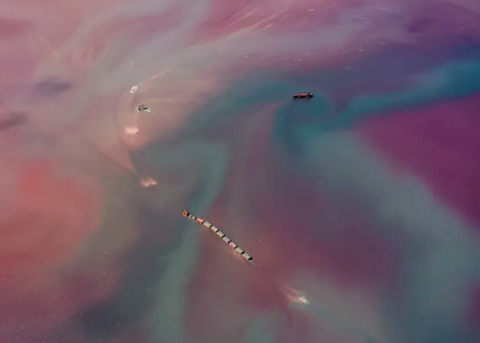 A profundidade média do lago é de apenas 1 metro, enquanto sua máxima atinge 2,5 metros.