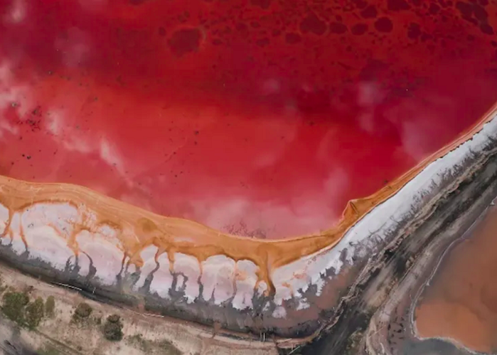 Em alguns pontos o lago pode apresentar uma coloração mais avermelhada.