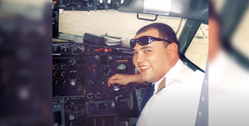 Em meio a tantas mentiras, Marcelo é piloto - de verdade. Após frequentar um aeroclube e  participar de voos de instrução, ele fez curso de piloto e obteve o brevet. No entanto, foi financiado por traficantes que exigiram o transporte de contrabando entre Brasil e Paraguai. 