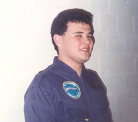 As mentiras começaram cedo na vida de Marcelo. Ainda adolescente, para viajar sem pagar passagem, ele se passava por parente de dono da empresa de ônibus. Certa vez, viajou de Curitiba a Porto Alegre pela viação Pluma e se hospedou na filial da empresa, fingindo ser sobrinho do proprietário. 