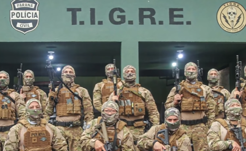 Certa vez, ele assumiu a identidade de um policial do Batalhão de Operações Táticas, cujos integrantes são protegidos por anonimato e encapuzados nas ações. 