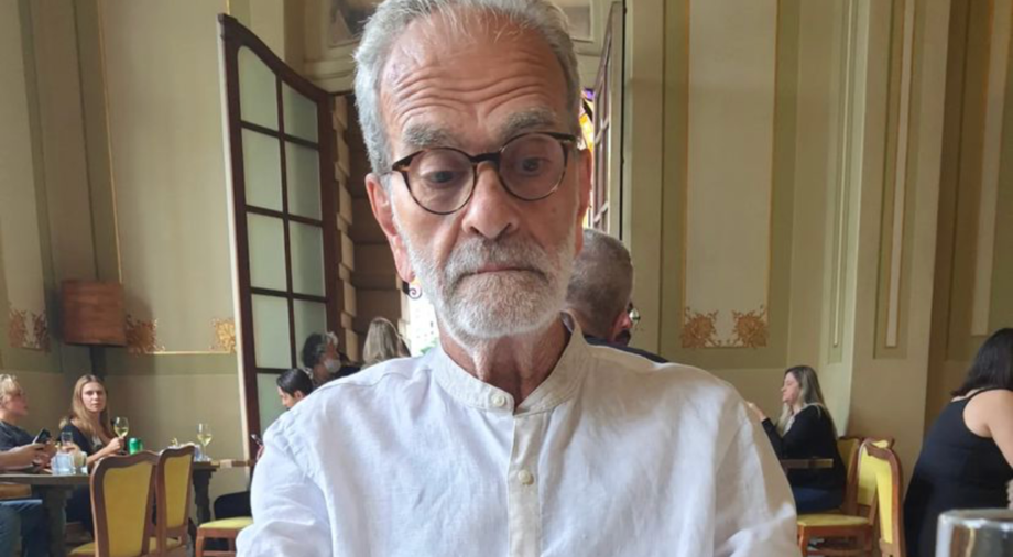 Maurício Kubrusly trabalhou por 34 anos na TV Globo. A doença neurodegenerativa o obrigou se aposentar. A doença é a mesma que afeta o premiado ator norte-americano Bruce Willis, aposentado da carreira cinematográfica desde 2022.