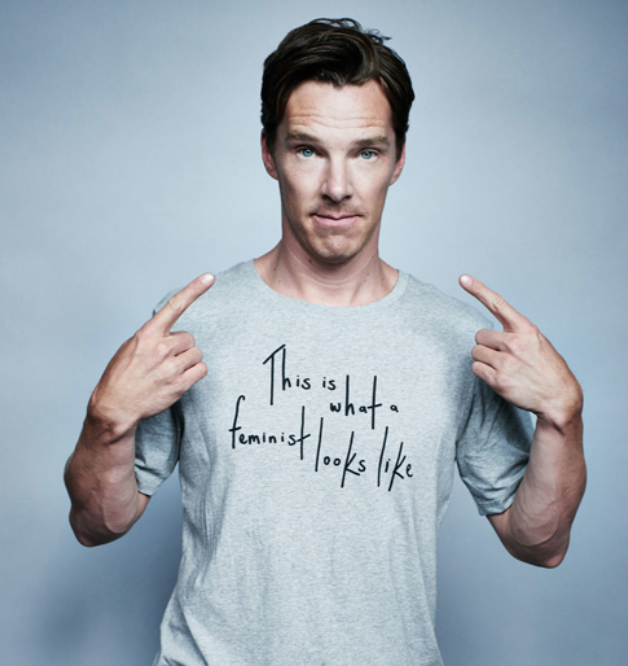  Benedict é defensor do direito das mulheres e diz que só aceita papéis quando a mulher, caso tenha o mesmo destaque no filme, receba o mesmo salário. Na foto, ele veste camisa com a inscrição: Esta é a aparência de um feminista.