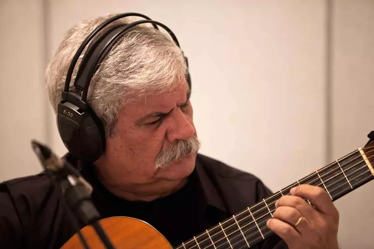 “Toda a música que eu faço é utópica. Em um momento tão antimusical, meu disco não tem a menor possibilidade de uma divulgação decente”, reforçou Dori Caymmi.
