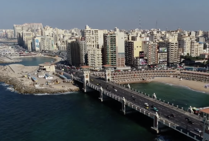 Hoje, Alexandria segue como a segunda maior cidade do Egito, preservando ruínas e memórias de seu passado grandioso, ao mesmo tempo em que é um polo econômico e portuário estratégico.