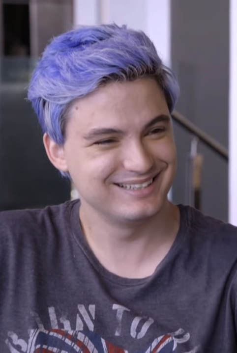 Felipe Neto é um youtuber, empresário, ator, comediante, escritor e filantropo brasileiro, que possui mais de 46 milhões de inscritos e mais de dezessete bilhões de visualizações acumuladas. 