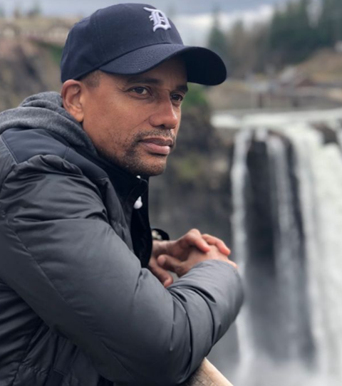 Hill Harper – ator e autor americano. Nascido em 17 de maio de 1966, em Iowa City, destaca-se pelos traços elegantes, sorriso discreto e postura refinada.