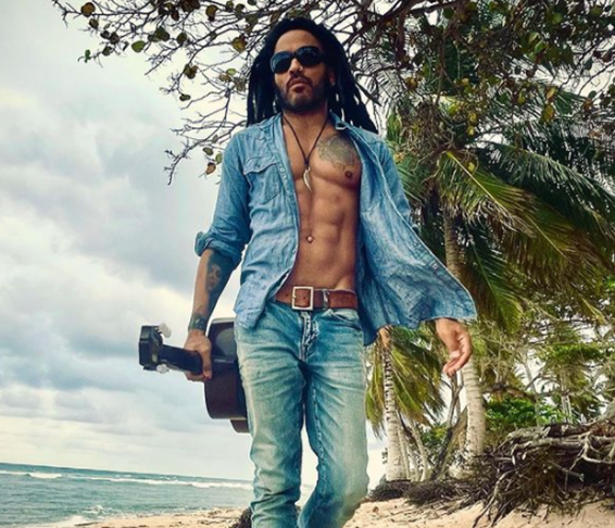 Lenny Kravitz – cantor, compositor e multi-instrumentista americano. Nascido em 26 de maio de 1964, em Nova York, chama atenção pelos traços marcantes, estilo ousado e presença magnética.