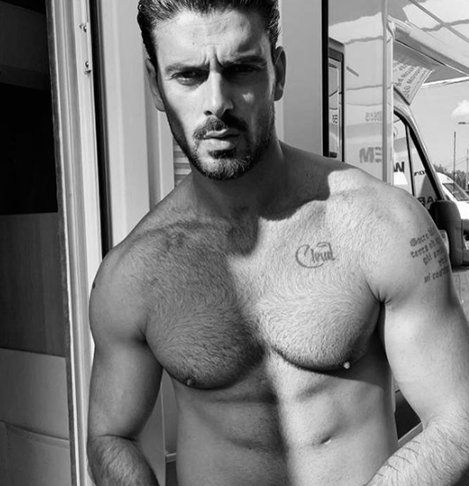 Michele Morrone – ator e cantor italiano. Nascido em 3 de outubro de 1990, em Bitonto, chama atenção pelos traços marcantes, olhar intenso e porte físico definido.