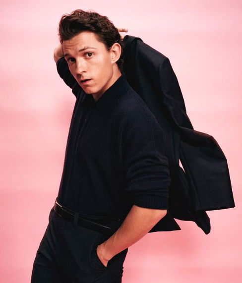 Tom Holland – ator britânico. Nascido em 1º de junho de 1996, em Londres, destaca-se pelos traços juvenis, porte atlético e carisma natural.