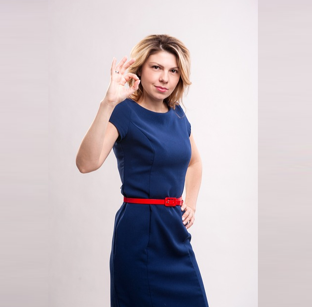 Mas...nos EUA, este gesto está associado ao poder branco de líderes supremacistas e racistas no país porque os 3 dedos foram uma espécie de W de White (branco) e a forma dos dedos também indica um P de Power (poder).  