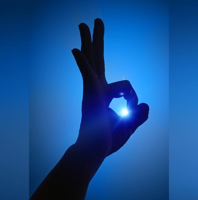 Sinal de OK - Quando a pessoa junta o polegar e o indicador, deixando os outros dedos para cima. Significa que está combinado, que está aprovado. 