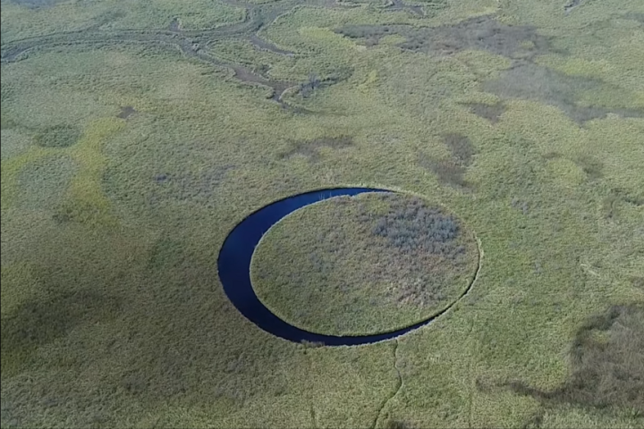 Uma ilha circular localizada nos pântanos do Rio Paraná, na Argentina, chamou atenção mundial após ser descoberta em 2016 pelo cineasta Sergio Neuspillerm.