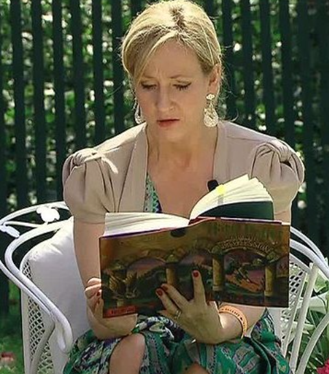 O nome “Azkaban”, por sinal, foi escolhido por J.K.Rowling por ter uma simbologia sombria e poderosa. Segundo a escritora, ele surgiu da fusão entre “Alcatraz” e “Abaddon”, termo hebraico que remete ao abismo ou à destruição. 

