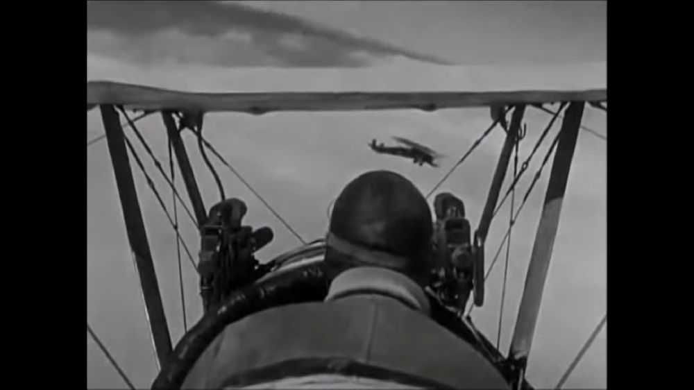 Depois de uma primeira versão muda, Howard chegou a refilmar tudo ao perceber o fenômeno dos filmes falados, que chegavam com tudo em Hollywood no início dos anos 30.