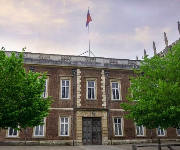 É uma das instituições mais antigas e exclusivas do Reino Unido, tendo educado figuras notáveis como os príncipes Harry e William, o escritor George Orwell e o ex-primeiro-ministro britânico Boris Johnson.